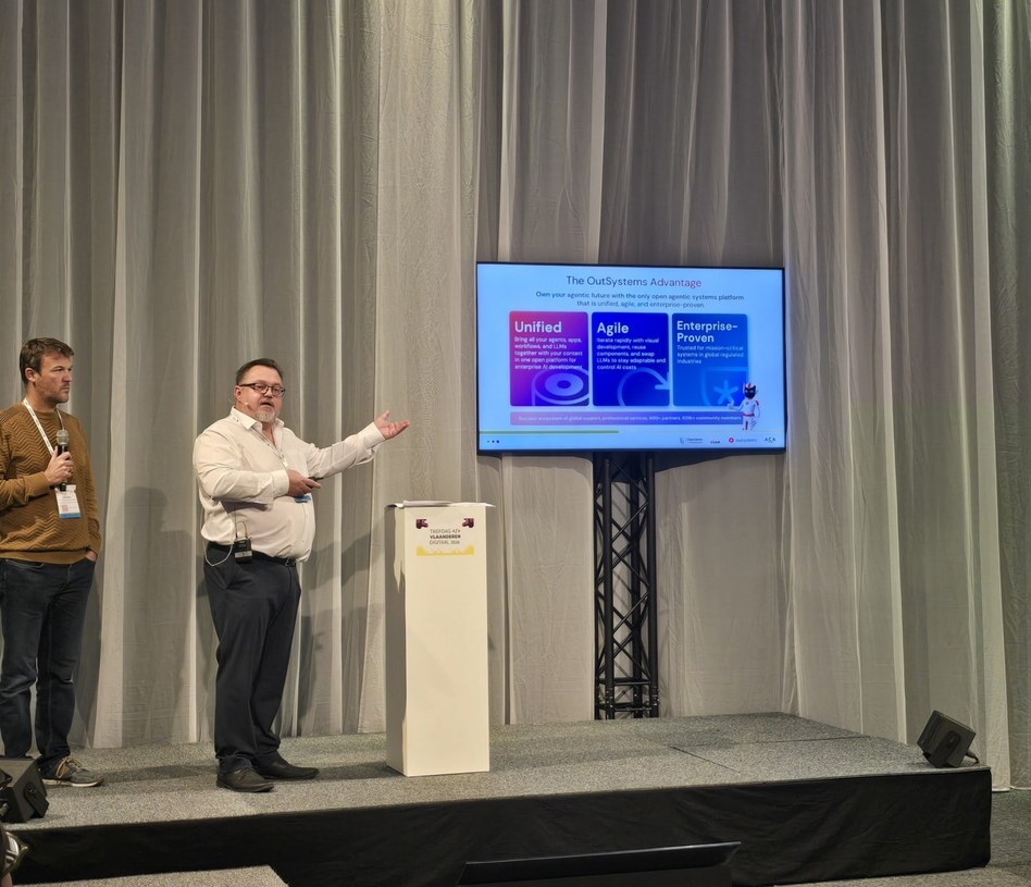 Mark Kromski toont het OutSystems Agentic Systems-platform