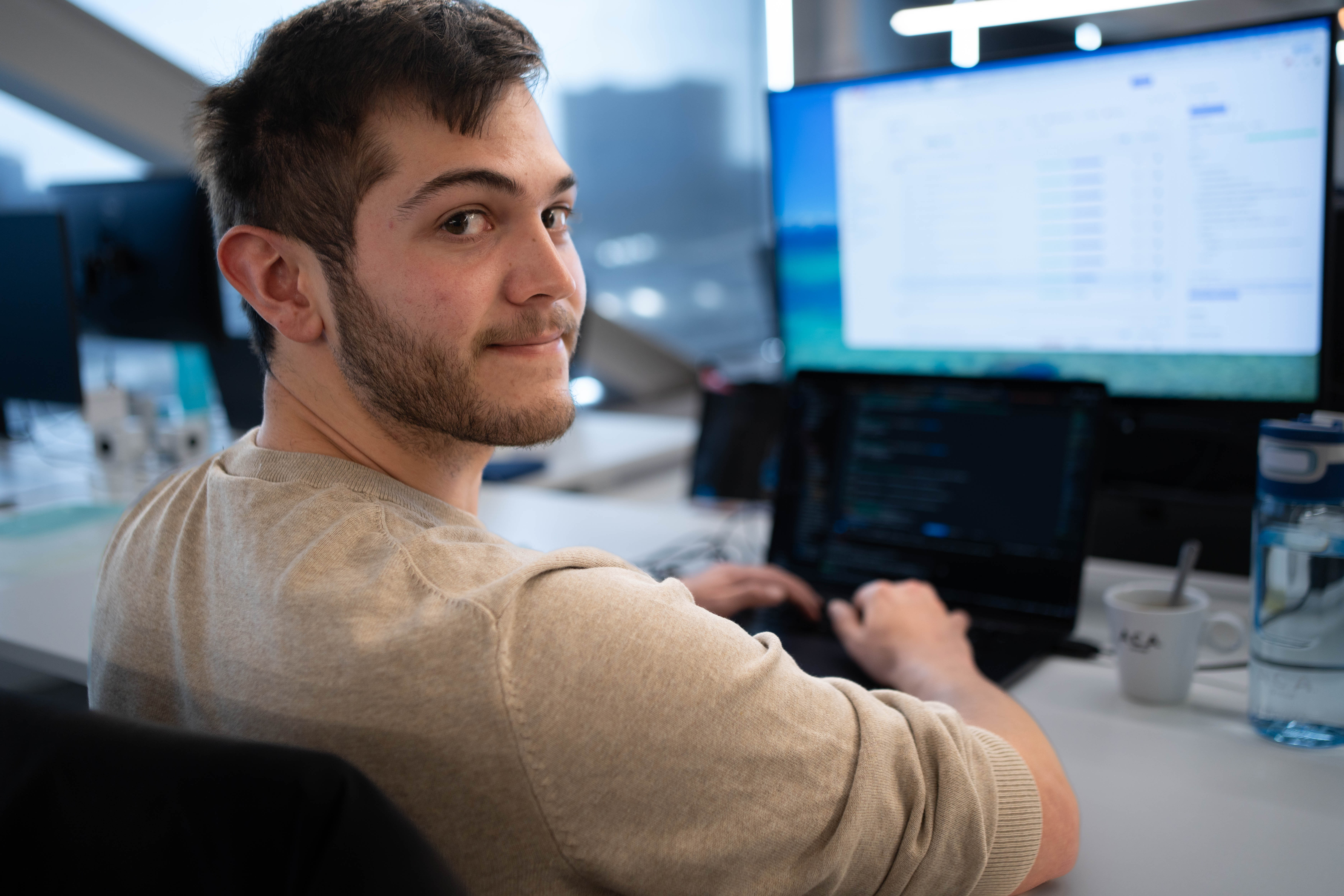 <span id="hs_cos_wrapper_name" class="hs_cos_wrapper hs_cos_wrapper_meta_field hs_cos_wrapper_type_text" style="" data-hs-cos-general-type="meta_field" data-hs-cos-type="text" >Van stagiair naar vaste waarde: het verhaal van Jelle 📱</span>