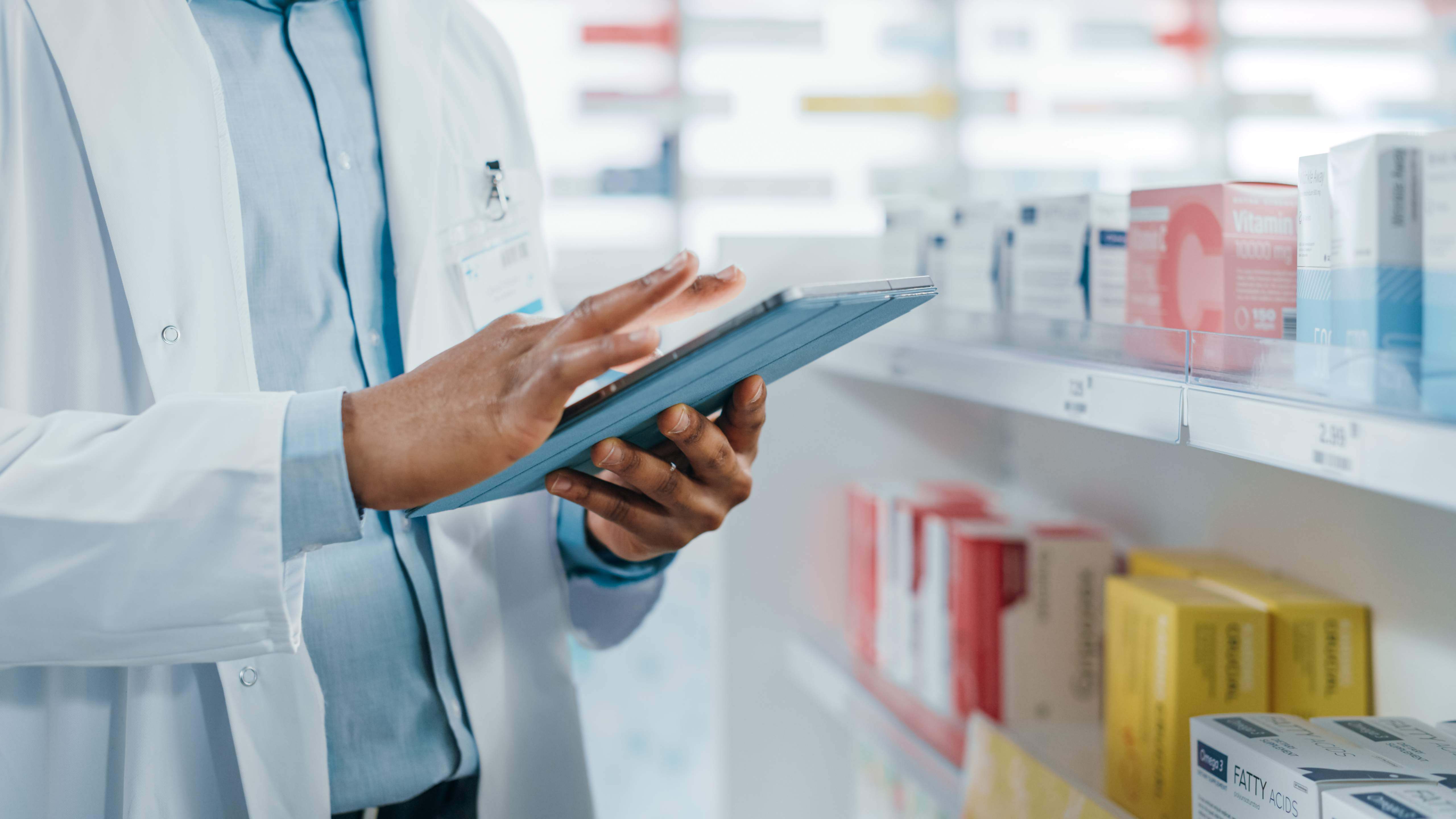 apotheker die stock nakijkt