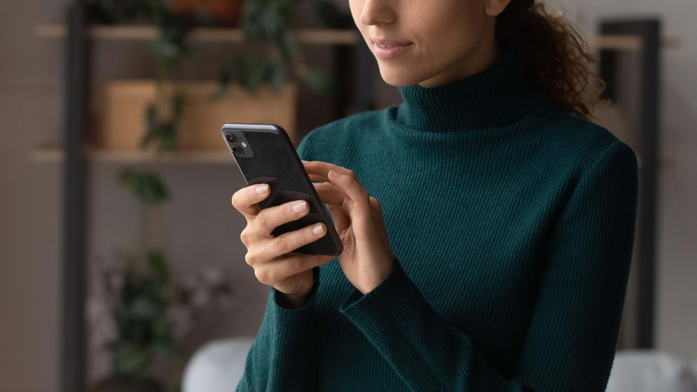 vrouw gebruikt mobiele telefoon vrouw gebruikt mobiele telefoon