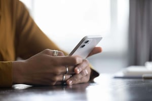 persoon die zijn mobiele telefoon gebruikt persoon die zijn mobiele telefoon gebruikt
