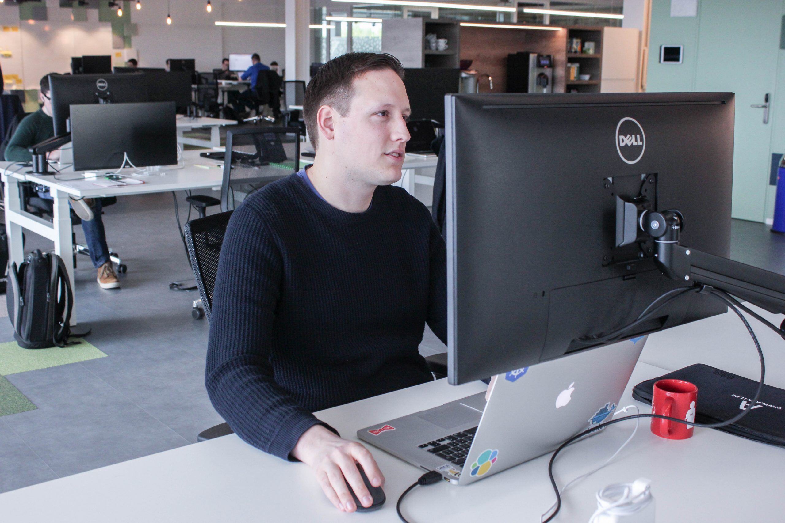 Bregt Coenen werkt aan computer